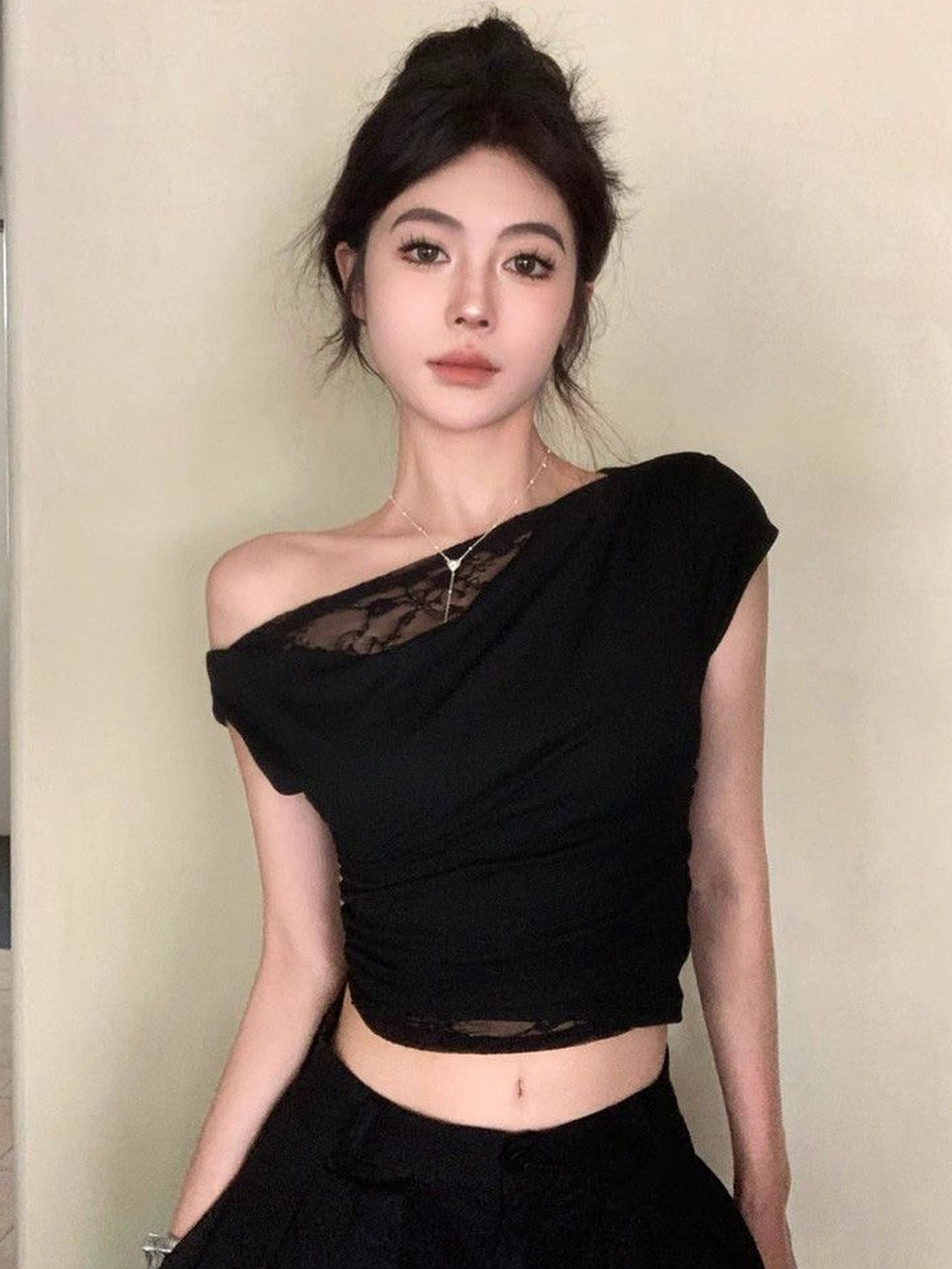 Suo One Shoulder Crop Top