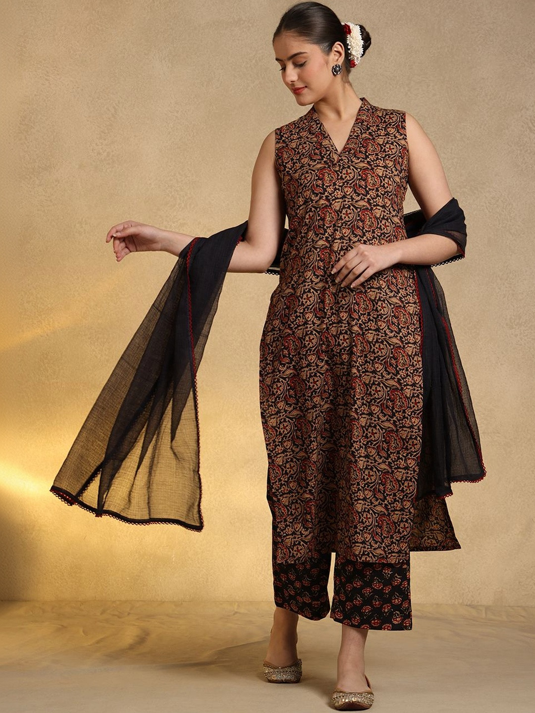 JAIPURIBANNO Women Floral Printed Regular Thread Work Pure Cotton Kurta with Trousers & With Dupatta