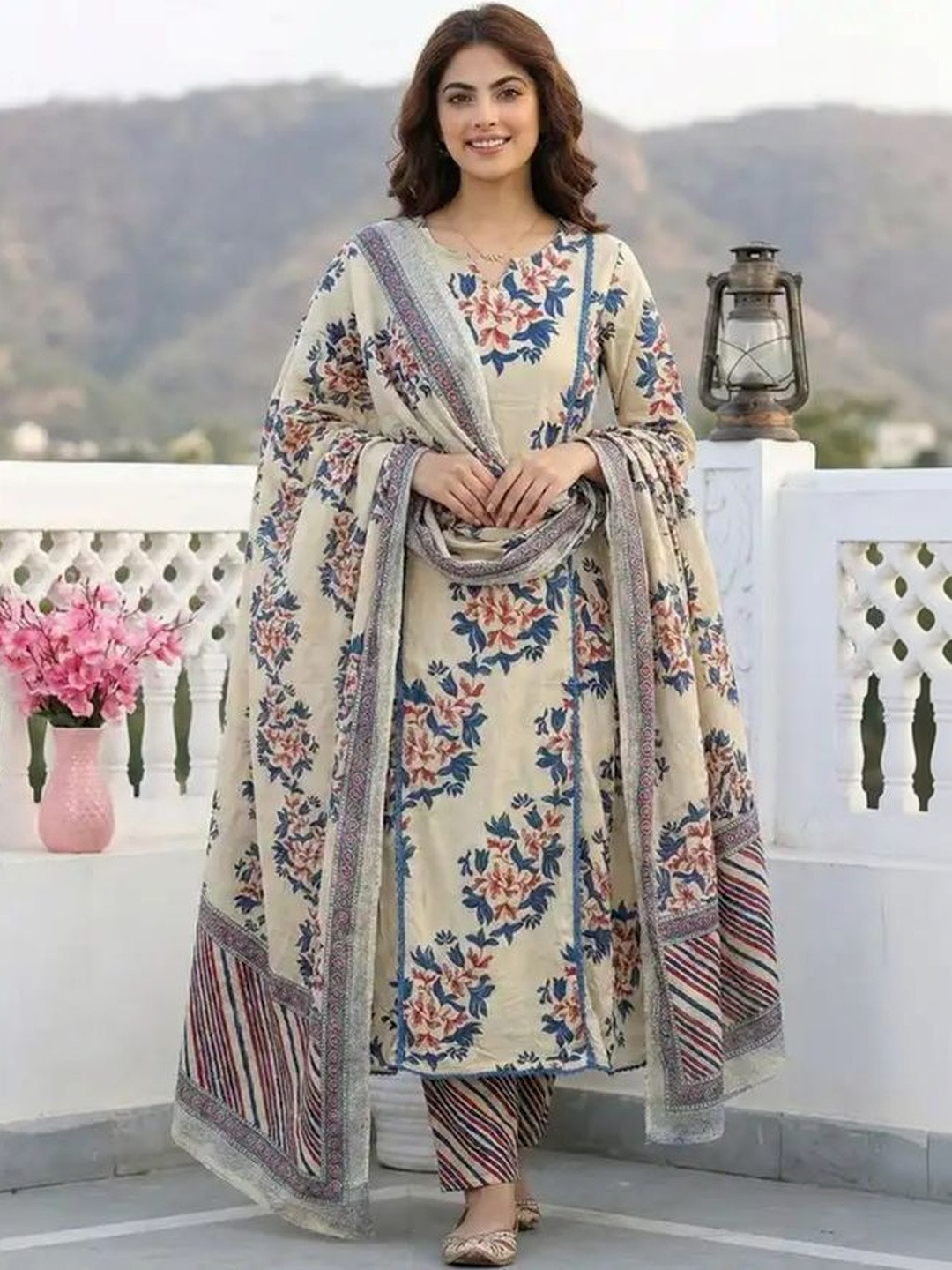 MYRIE Women Floral Printed Regular Kurta with Churidar & With Dupatta