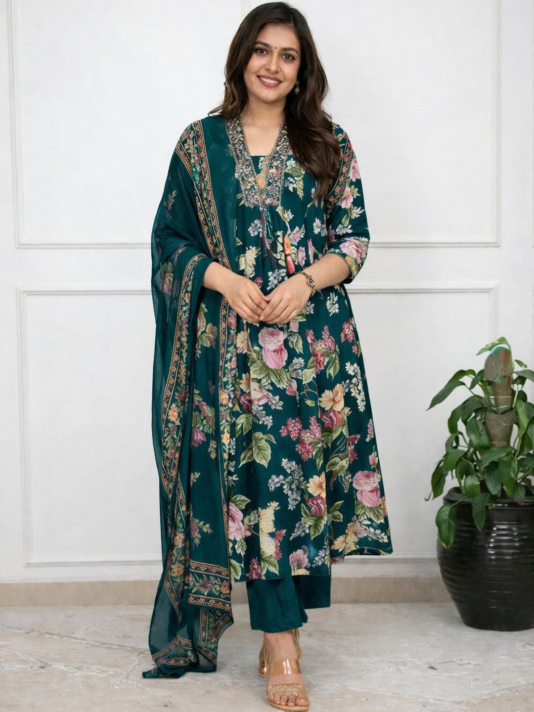 Jikonet Women Floral Printed Regular Thread Work Kurta with Trousers & With Dupatta