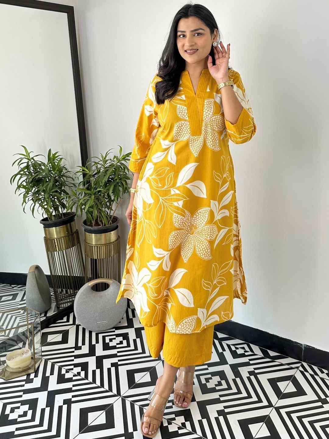 AMRUTVARSHA CREATION Women Floral Printed Regular Kurta with Trousers