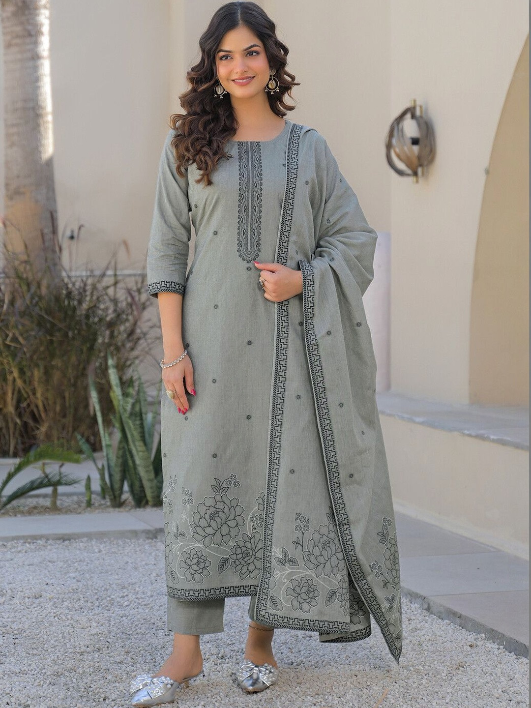 SKYLEE Women Ethnic Motifs Embroidered Regular Thread Work Kurta with Trousers & With Dupatta