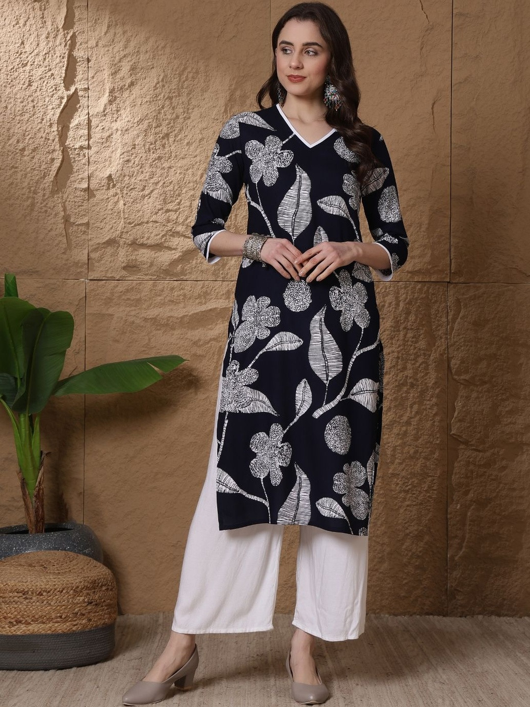 AMOUS Floral Printed V-Neck Kurti