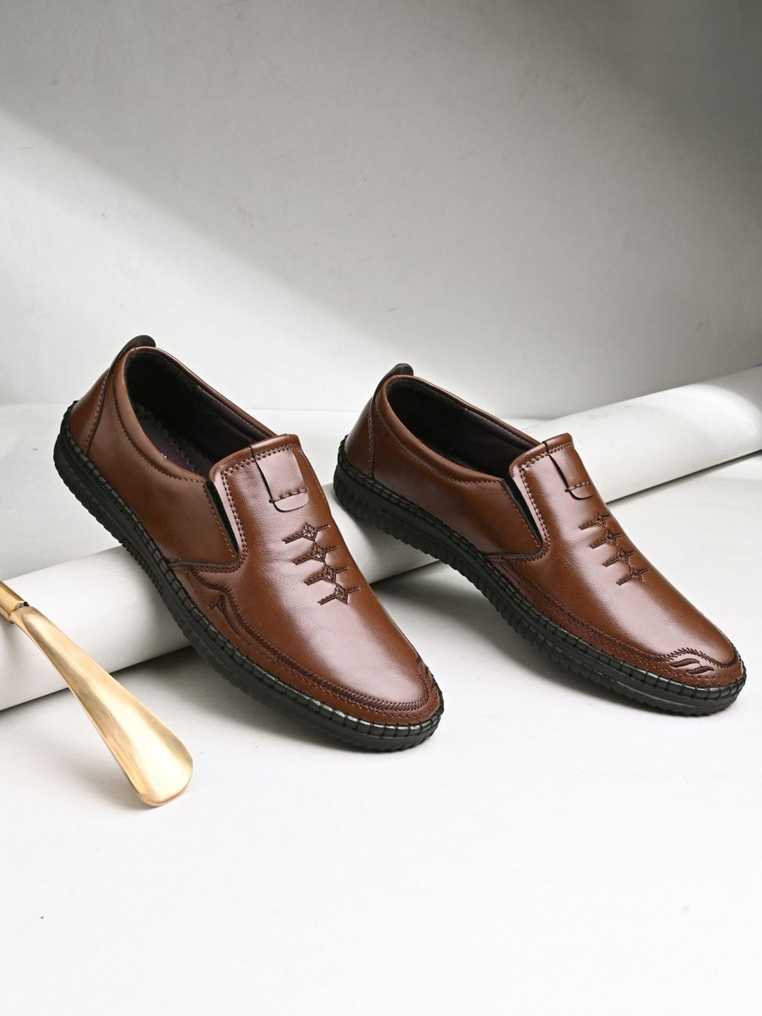 Rowlans Men Textured Loafers
