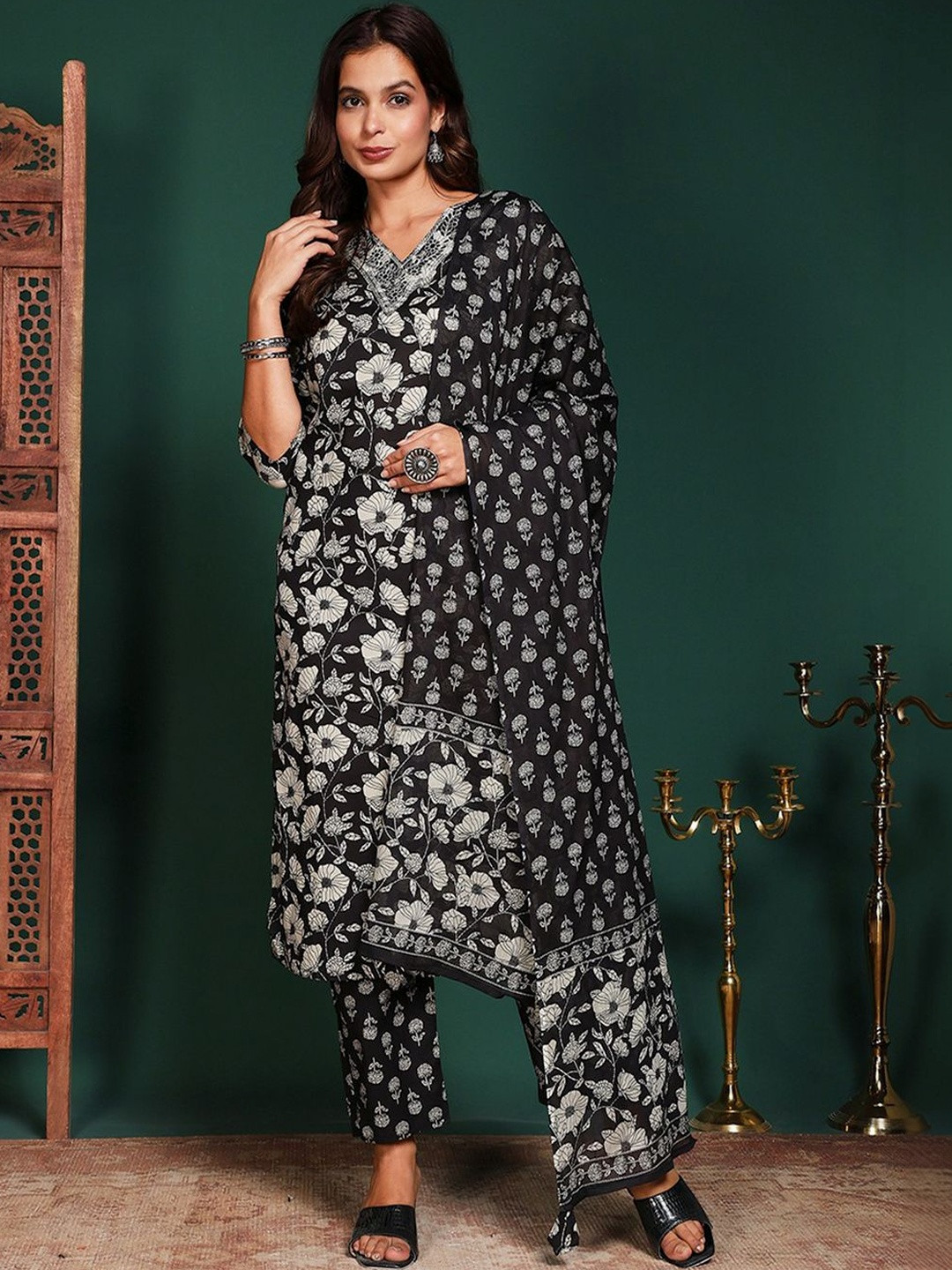 Meena Bazaar Women Floral Printed Regular Kurta with Trousers & With Dupatta