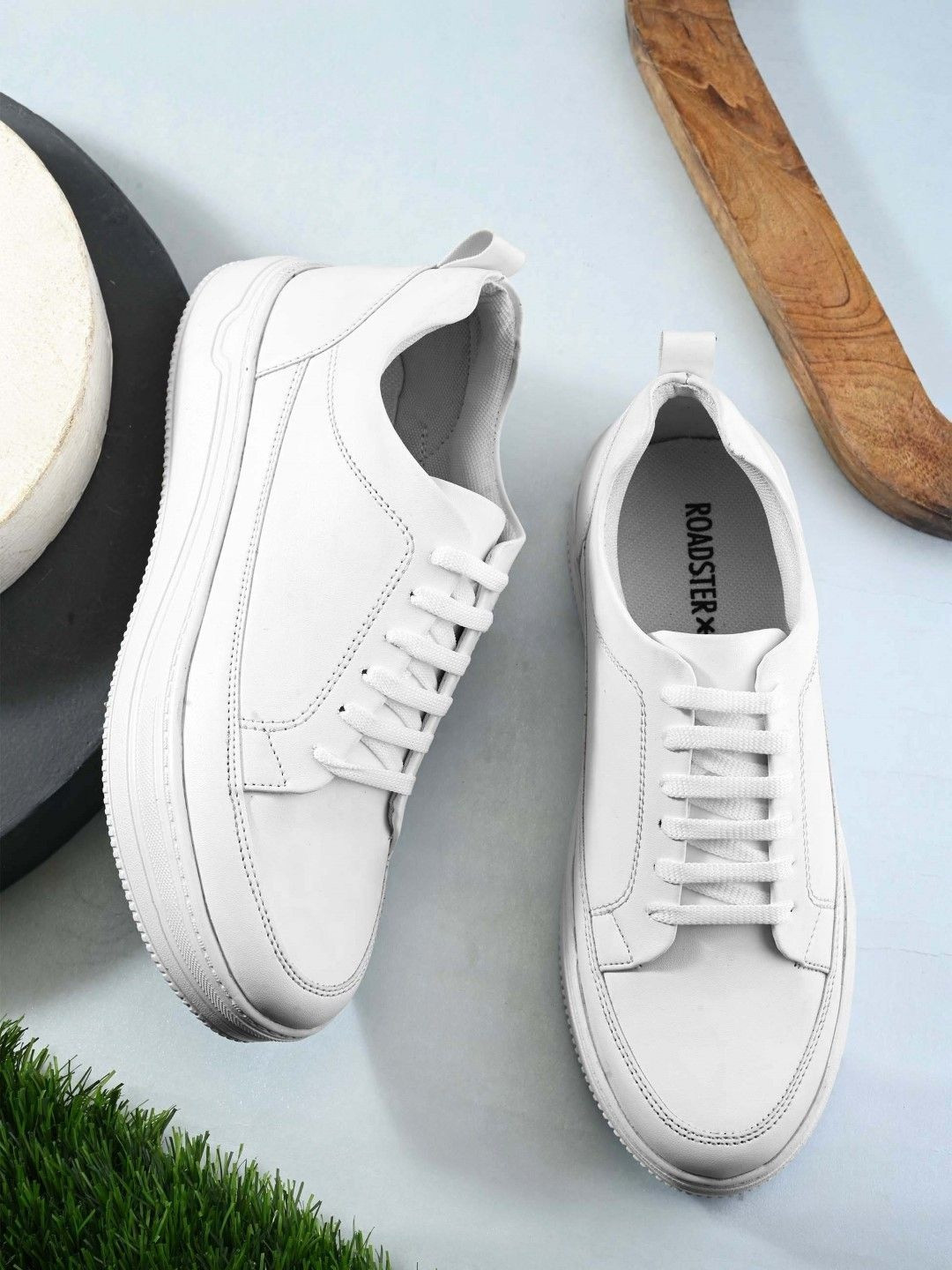 The Roadster Lifestyle Co Men Round Toe Lightweight Lace-Ups Sneakers