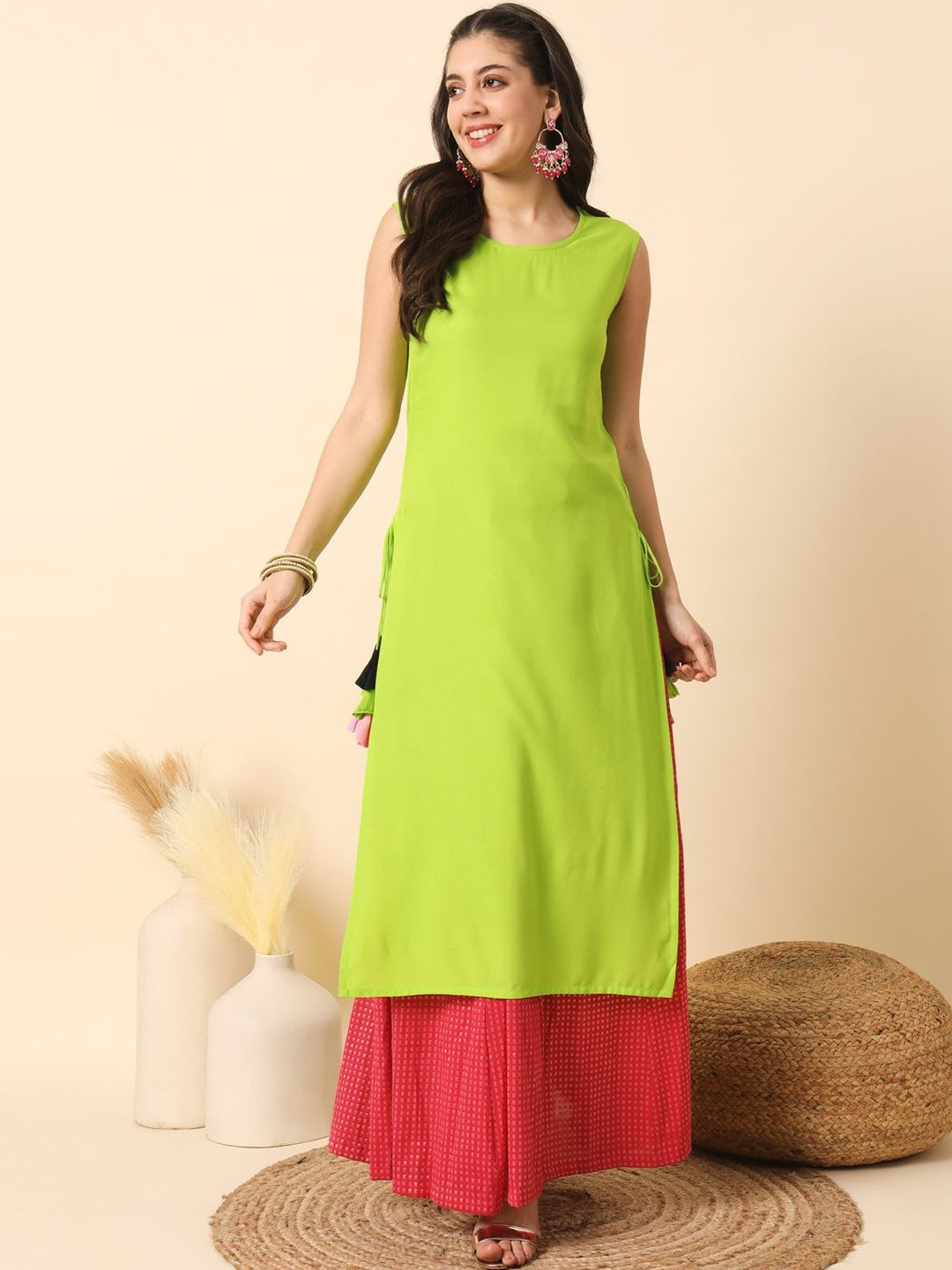 Meeranshi Women Thread Work Kurta