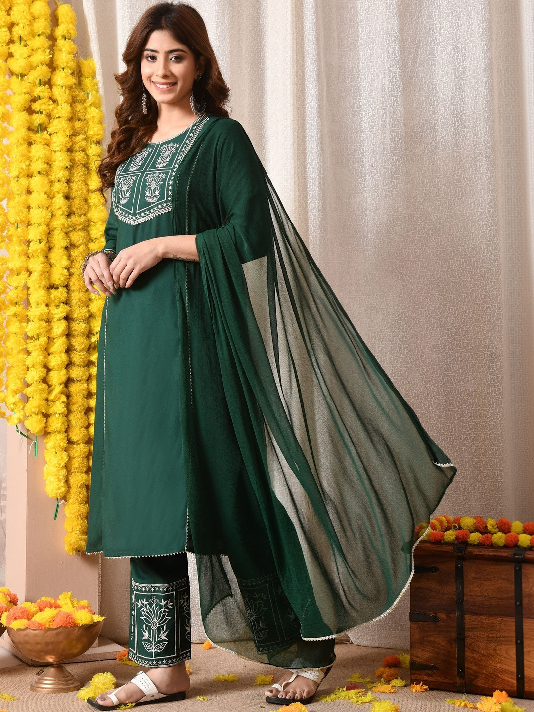 BKApparels Women Ethnic Motifs Embroidered Regular Thread Work Kurta with Trousers & With Dupatta