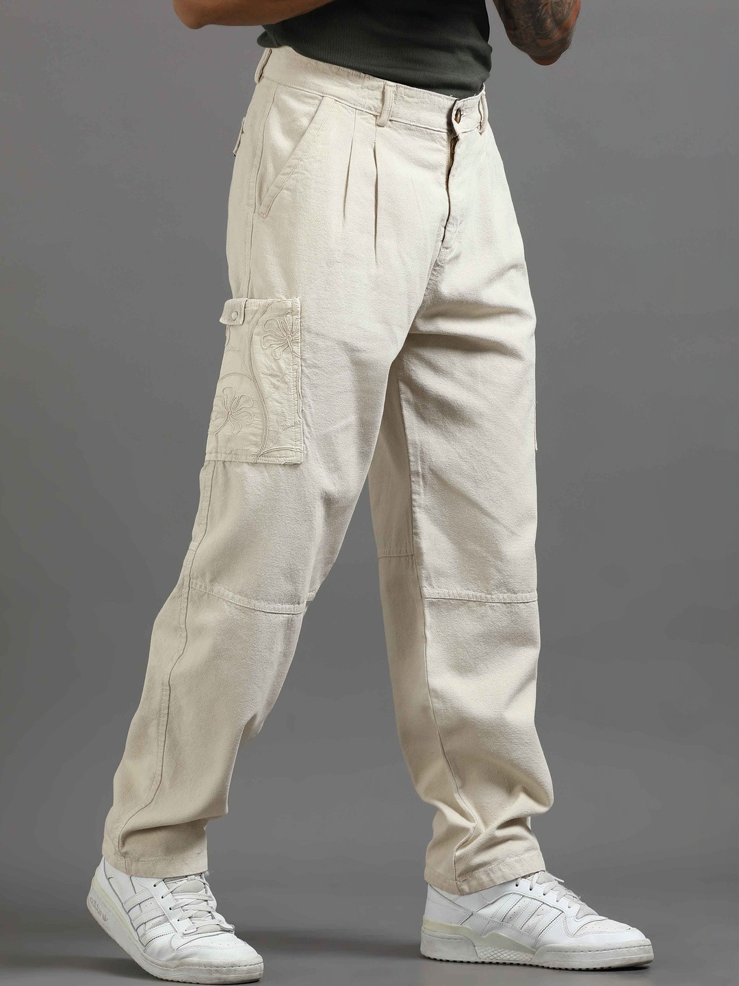 Italian Colony Men Textured Pleated Cargos Trousers