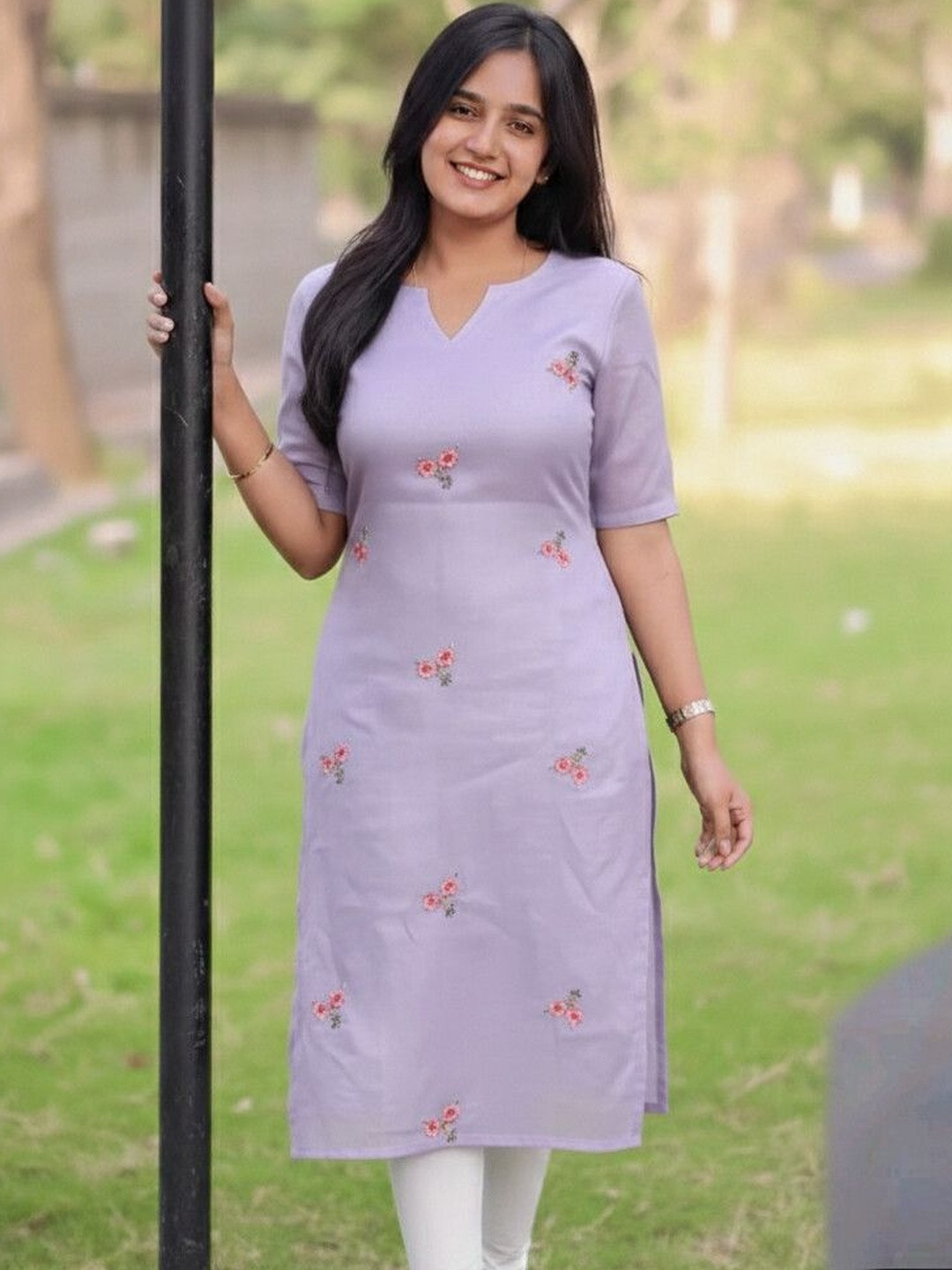 HETURAJ FASHION Floral Embroidered Thread Work Thread Work Kurta