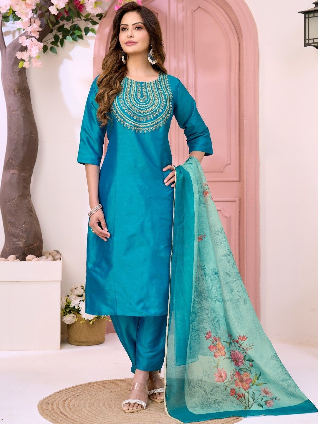 TIBAKKDI Women Embroidered Regular Sequinned Kurti with Trousers & With Dupatta