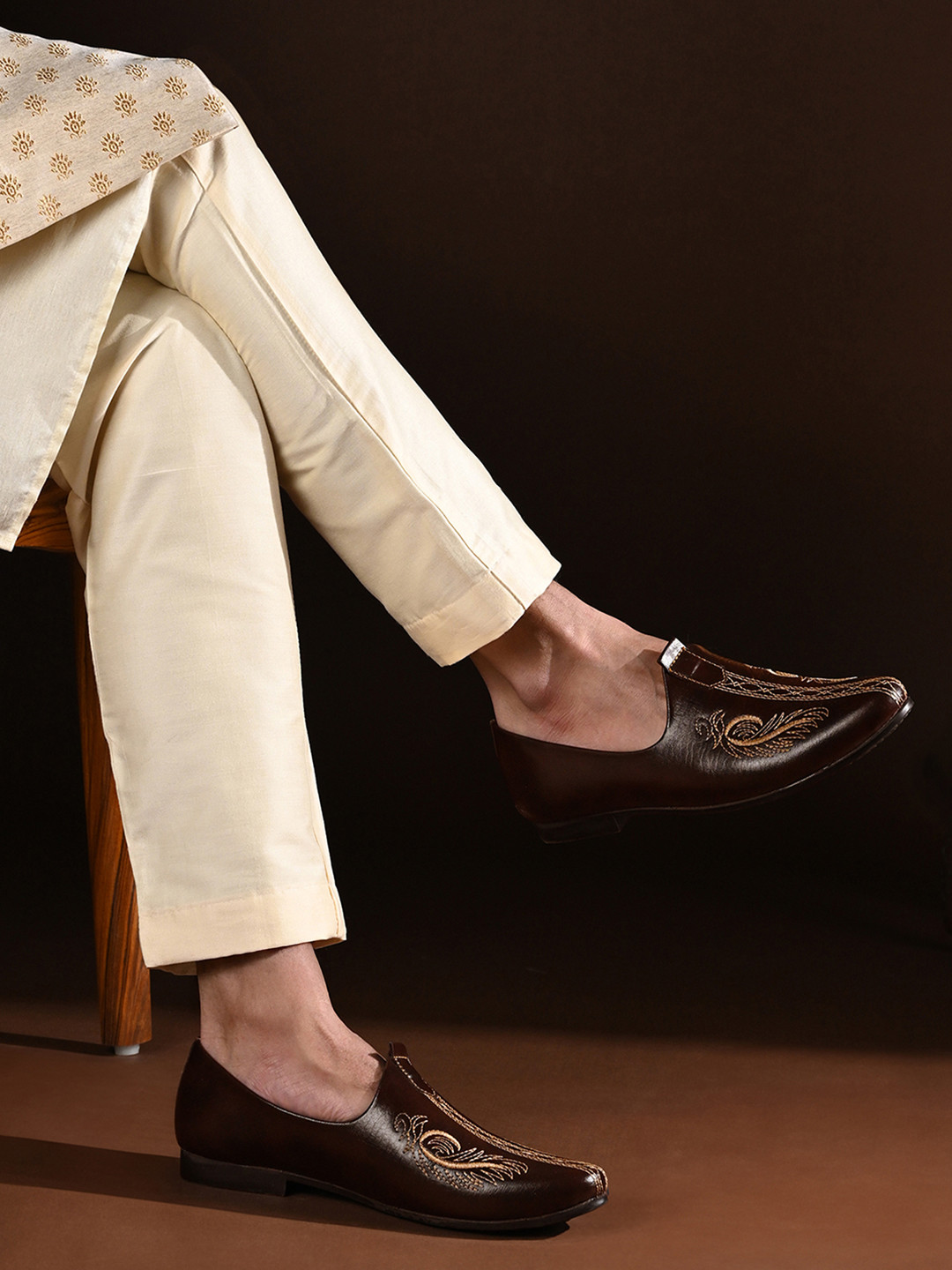 LOUIS STITCH Men's Brunette Brown Ethnic Slip-On Embroidery Nagra Juti