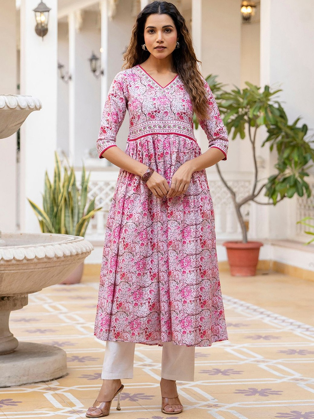 Navlik Floral Printed V-Neck Kurti