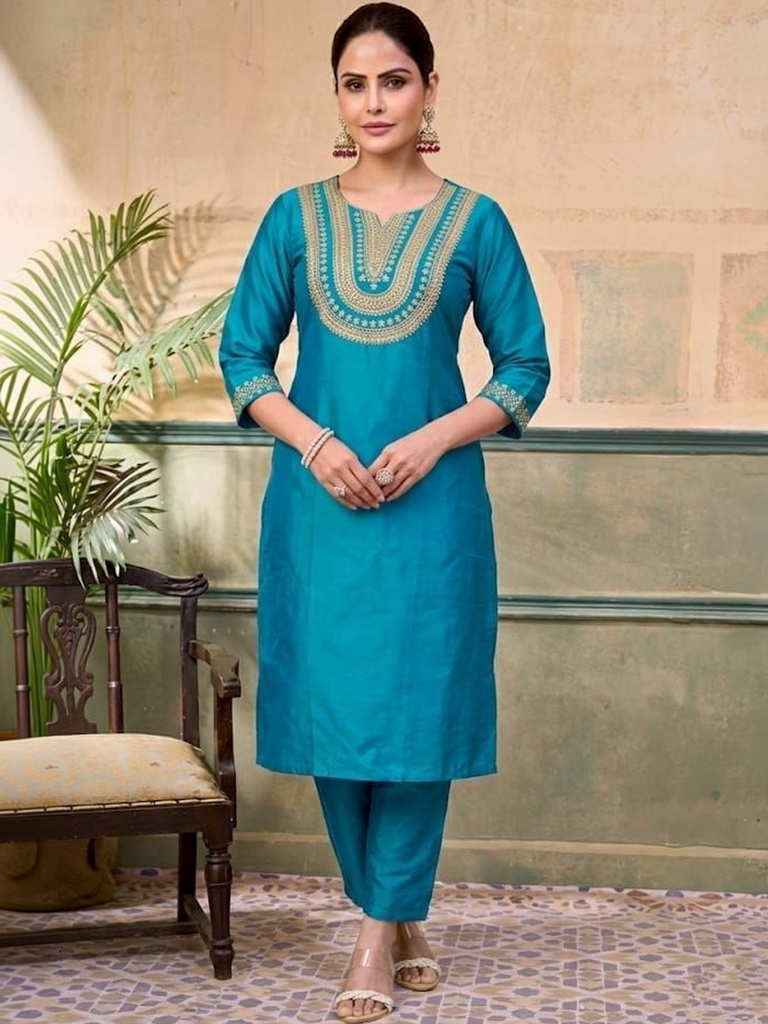 TIBAKKDI Women Ethnic Motifs Embroidered Regular Thread Work Kurta with Trousers
