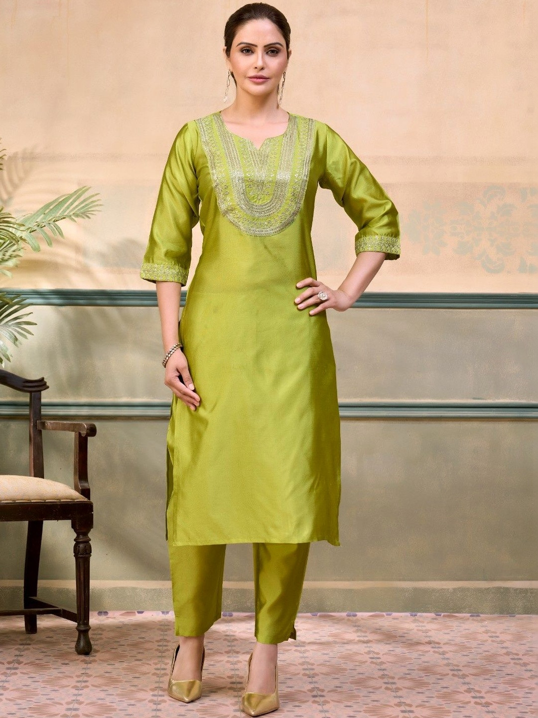 TIBAKKDI Women Ethnic Motifs Embroidered Regular Thread Work Kurta with Trousers