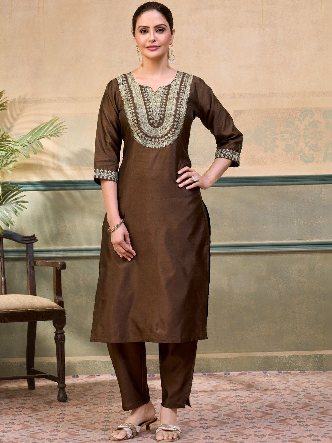 TIBAKKDI Women Ethnic Motifs Embroidered Regular Thread Work Kurta with Trousers