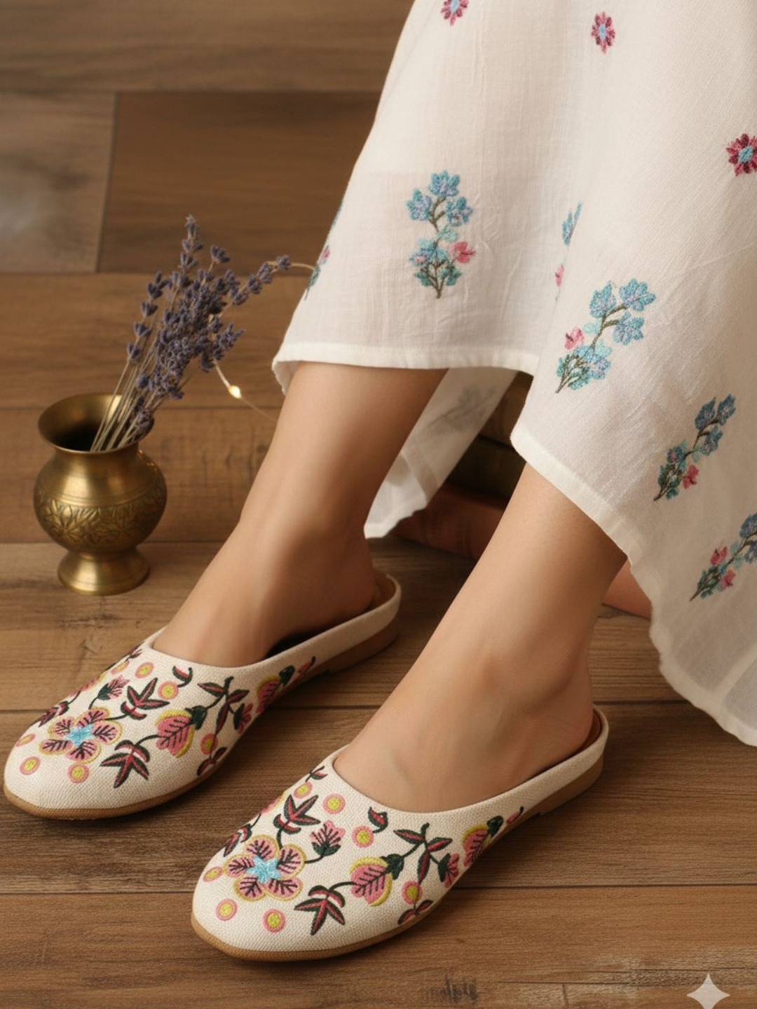 Pairs4U Women Printed Mojaris Flats