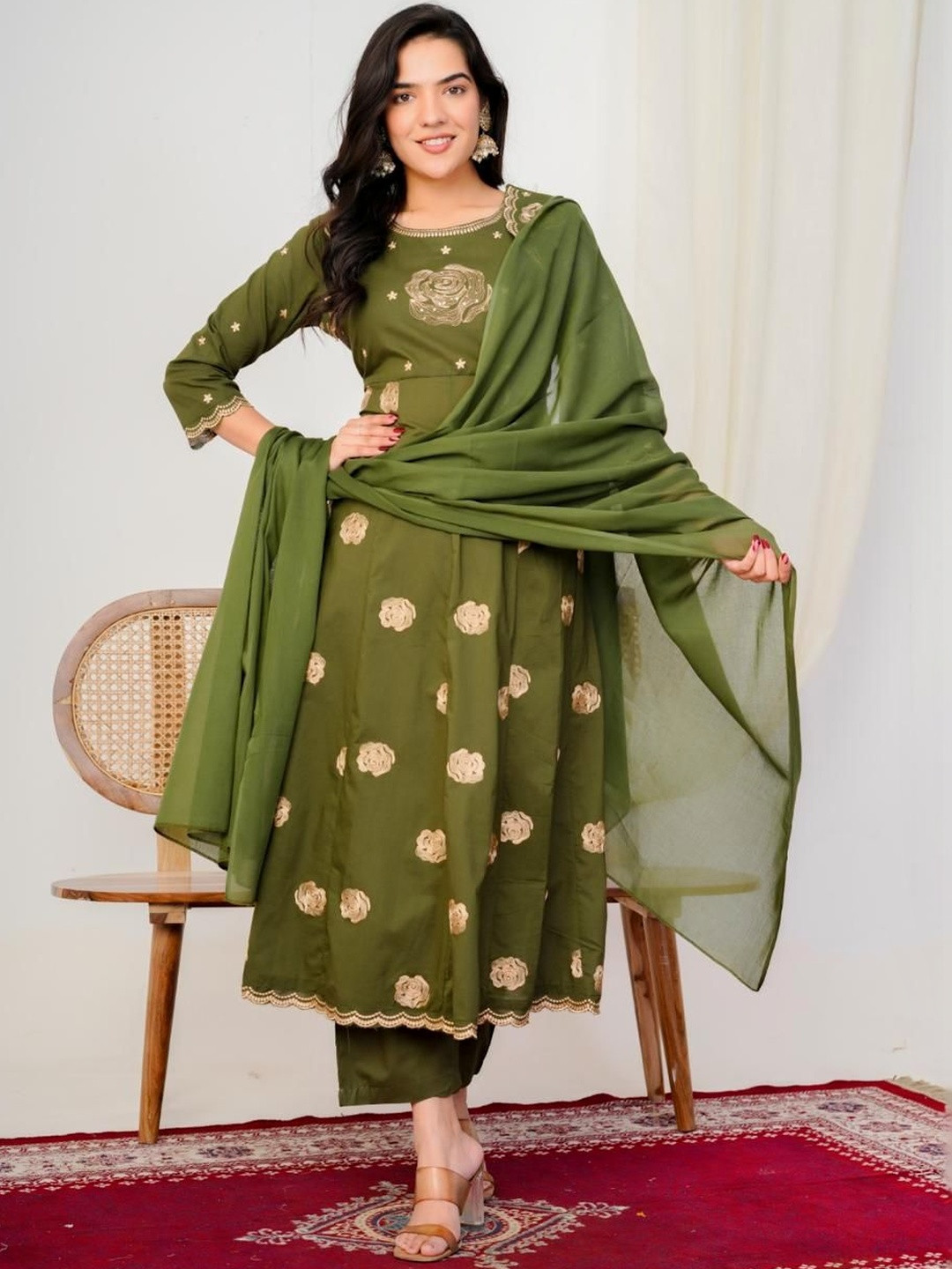 GHUMMAN SONAKSHI Women Ethnic Motifs Embroidered Regular Thread Work Pure Cotton Kurta with Trousers & With