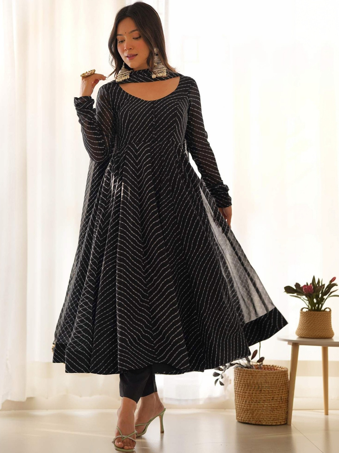 VEXORANTY Women Leheriya Dyed Regular Kurta with Trousers & With Dupatta