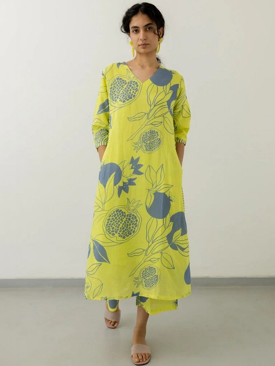 JANOI Women Floral Printed Regular Kurta with Trousers