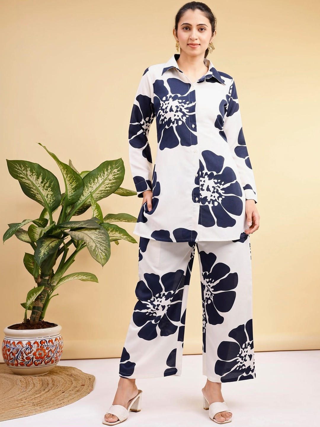 THEOMFAB Women Floral Printed Regular Kurta with Trousers