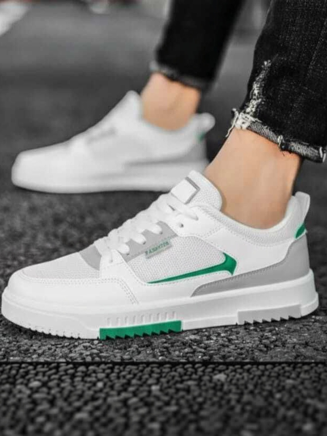 TIGONIS Men Colourblocked Sneakers