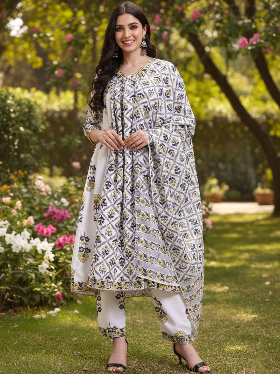 SZN Women Floral Printed Regular Kurta with Patiala & With Dupatta