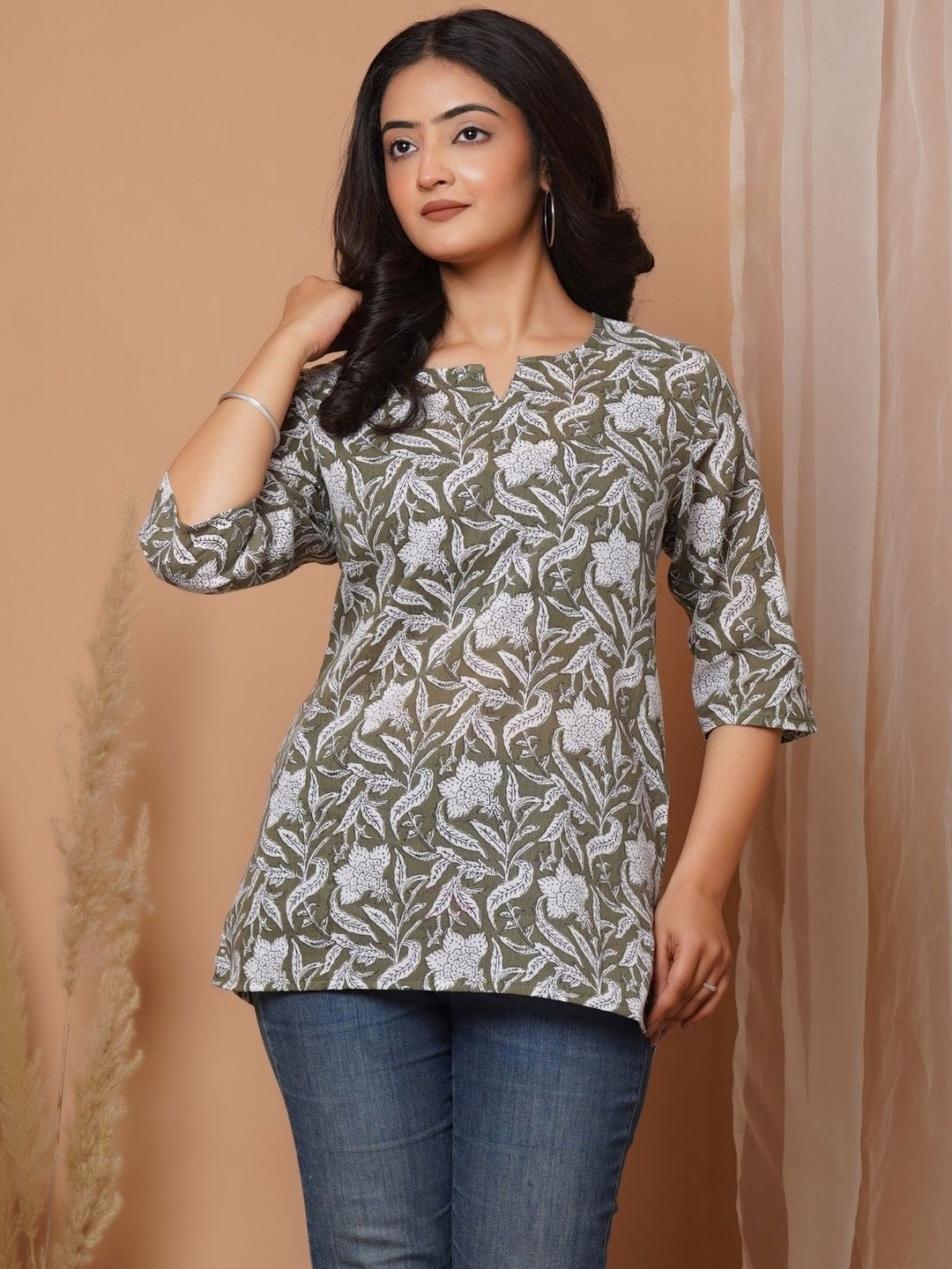Aarul Fashion Botanical Printed V-Neck Kurti