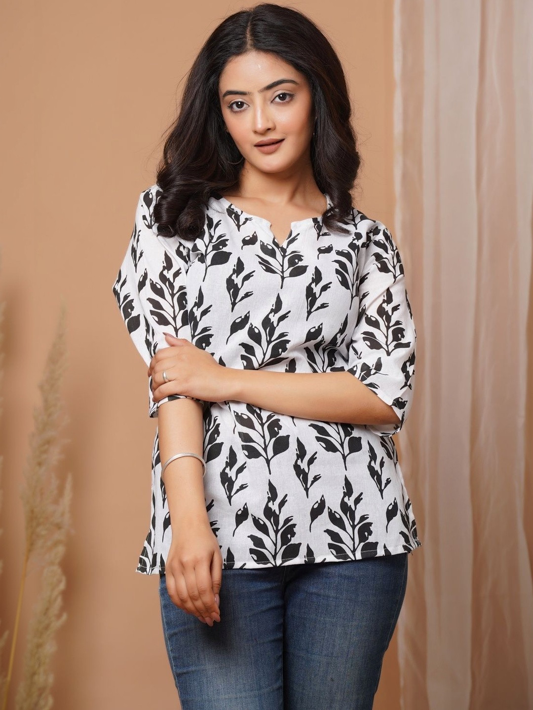 Aarul Fashion Botanical Printed V-Neck Kurti