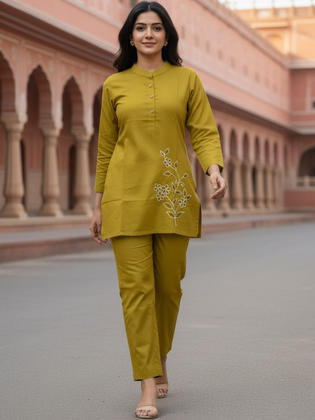 Women Basket Women Floral Embroidered Regular Thread Work Pure Cotton Kurti with Trousers