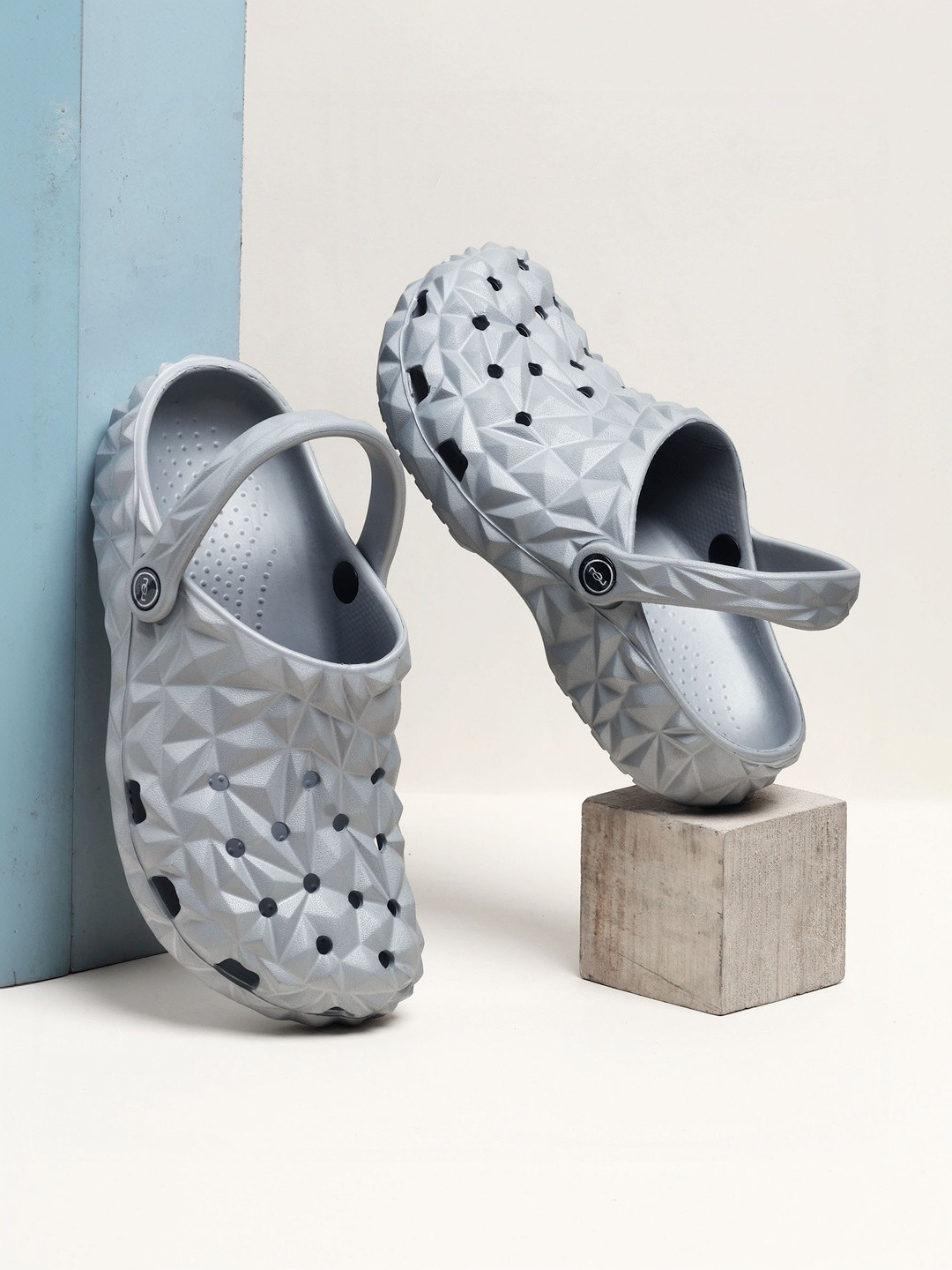 TOE CANDY Men Clogs Sandals