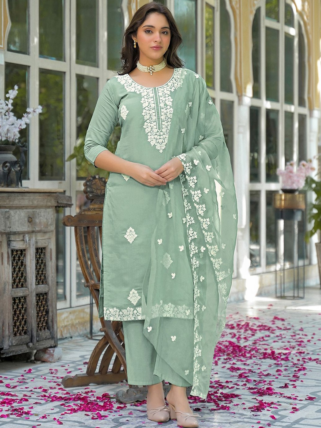 SKYLEE Women Floral Embroidered Regular Thread Work Kurta with Trousers & With Dupatta