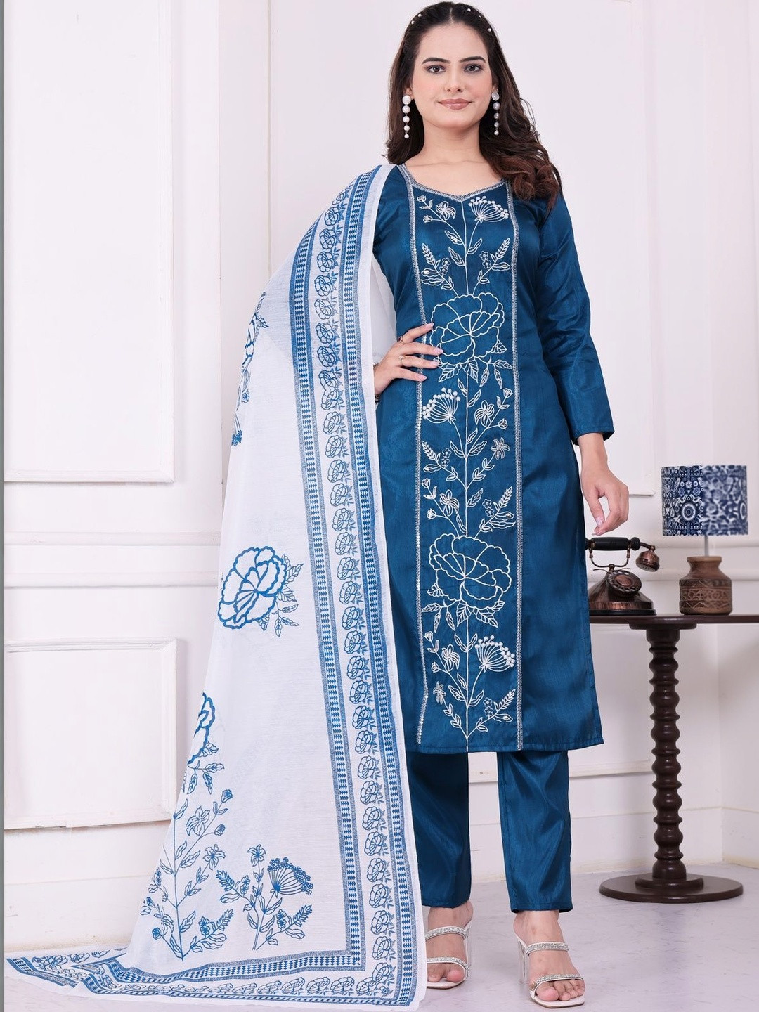 Klotden Women Floral Embroidered Regular Thread Work Kurta with Trousers & With Dupatta