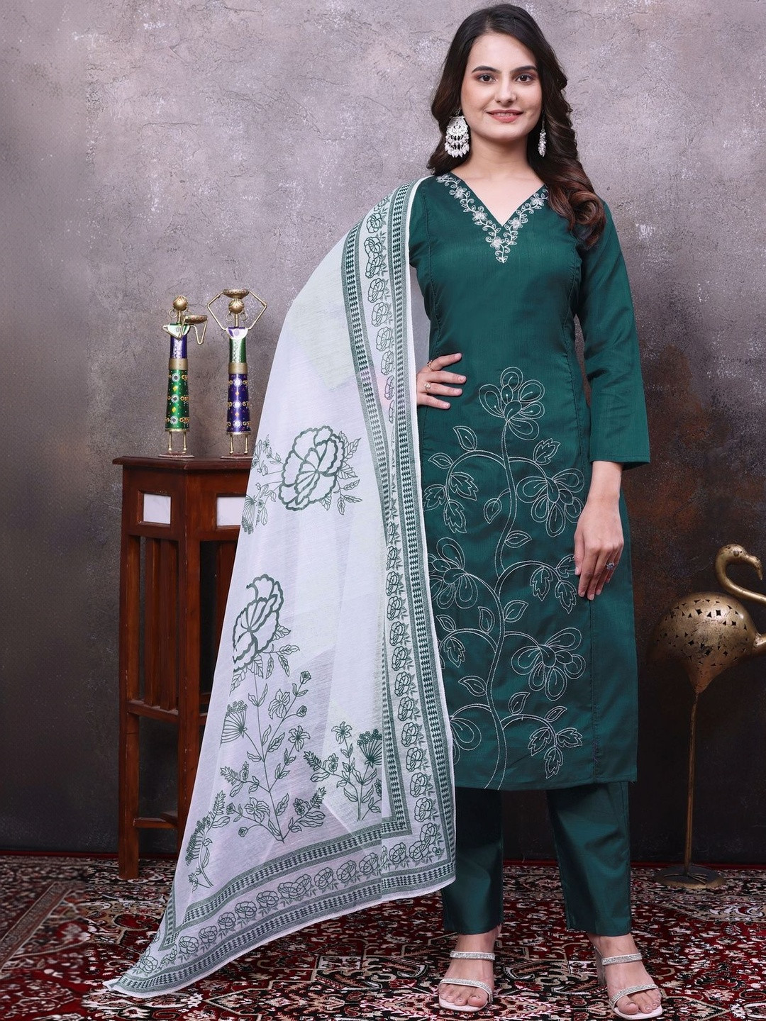 Klotden Women Floral Embroidered Regular Thread Work Kurta with Trousers & With Dupatta