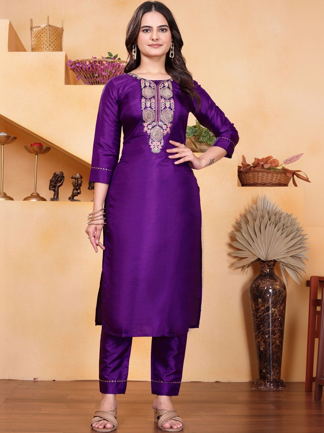 Klotden Women Ethnic Motifs Embroidered Regular Thread Work Kurta with Trousers