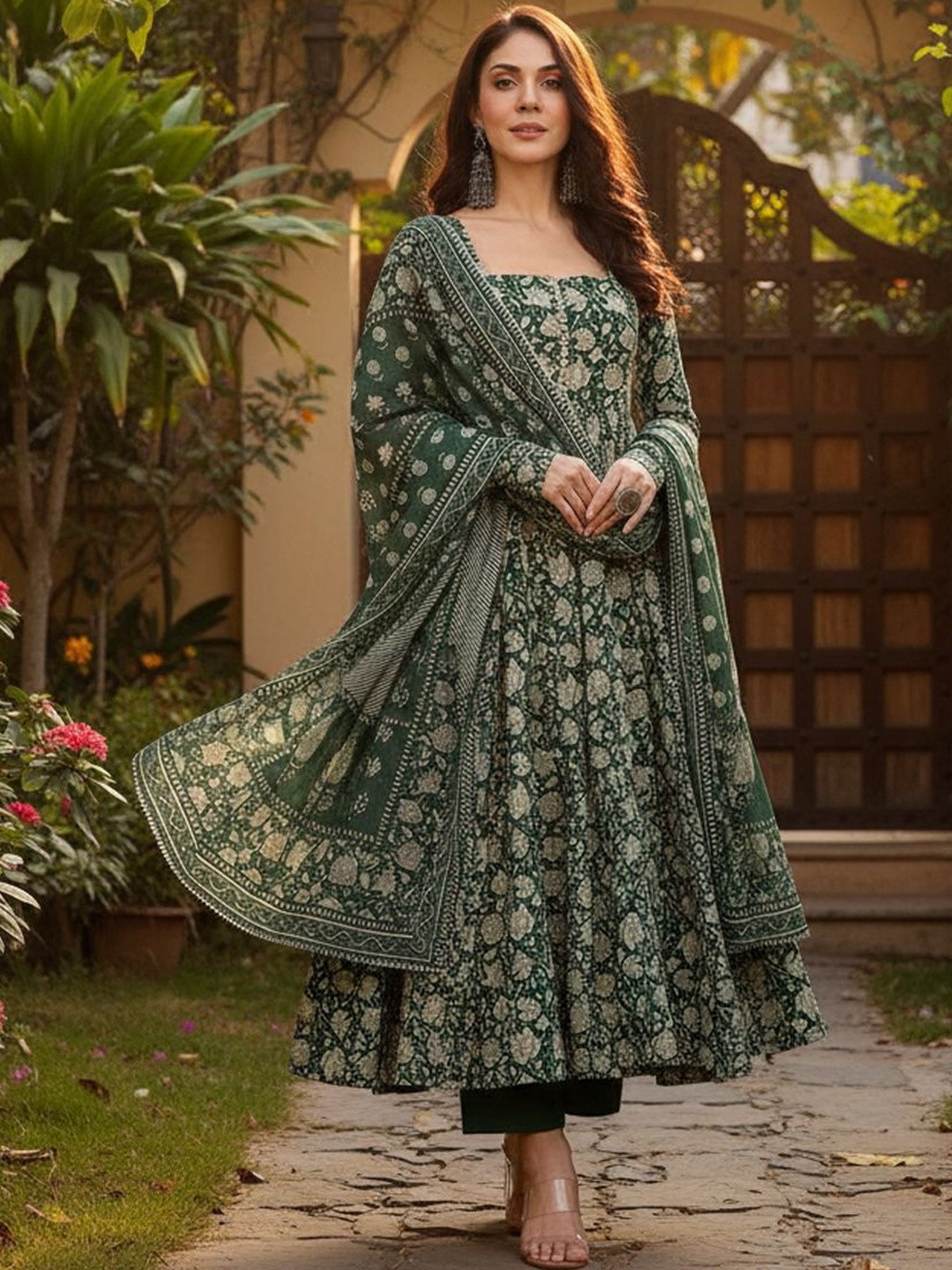 ARADHNA Women Floral Printed Empire Kurta with Trousers & With Dupatta