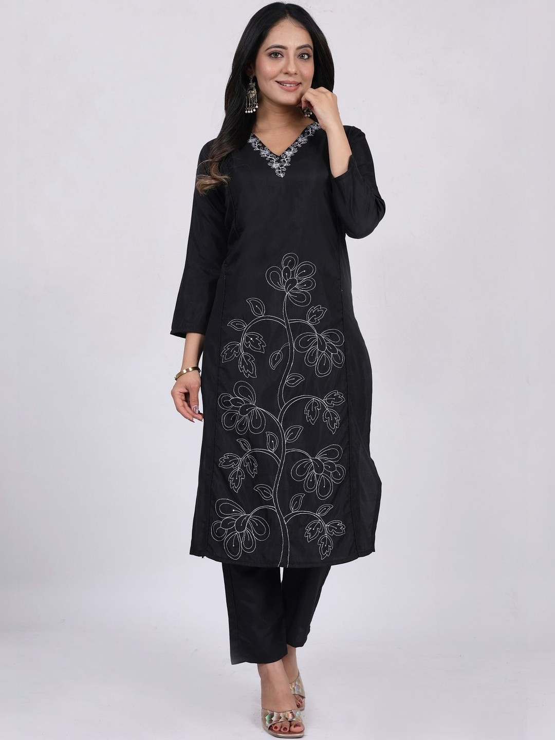 Klotden Women Ethnic Motifs Embroidered Regular Thread Work Kurta with Trousers
