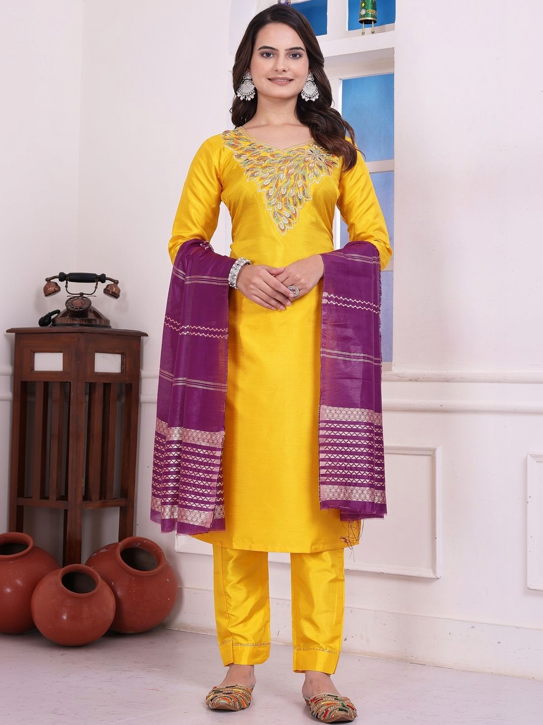 Klotden Women Floral Embroidered Regular Thread Work Kurta with Trousers & With Dupatta