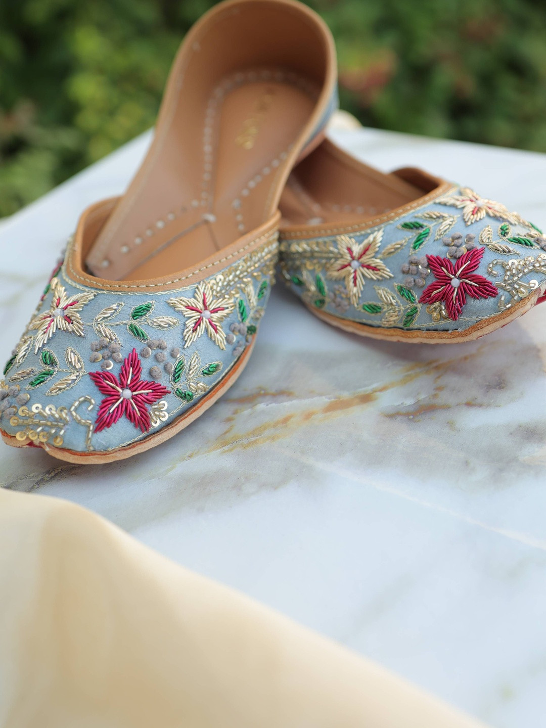 KIWI TOES Women Embellished Ethnic Mojaris with Embroidered Flats