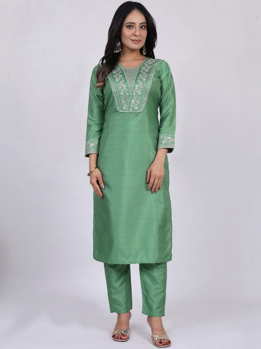 Klotden Women Ethnic Motifs Embroidered Regular Thread Work Kurta with Trousers