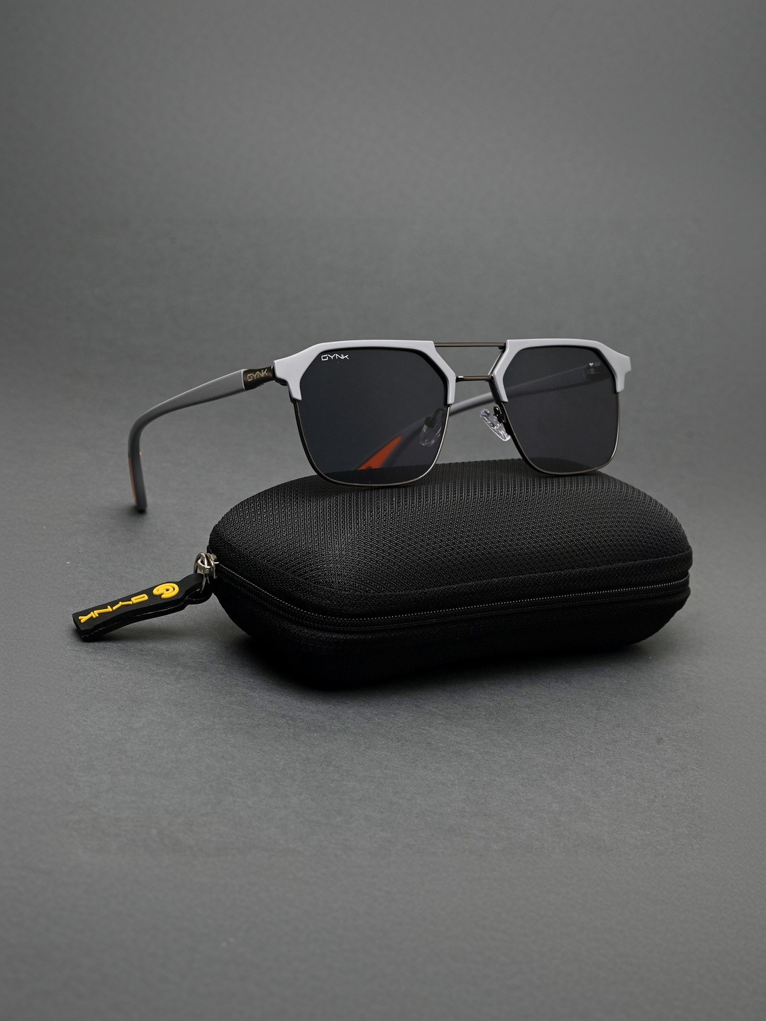 GYNK Men Black Lens & Gunmetal-Toned Square Sunglasses with