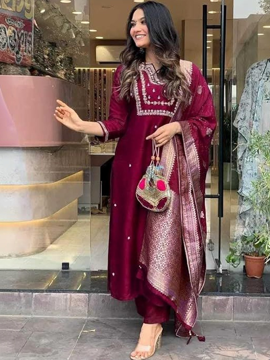 HIVA TRENDZ Women Ethnic Motifs Embroidered Regular Thread Work Kurta with Trousers & With Dupatta