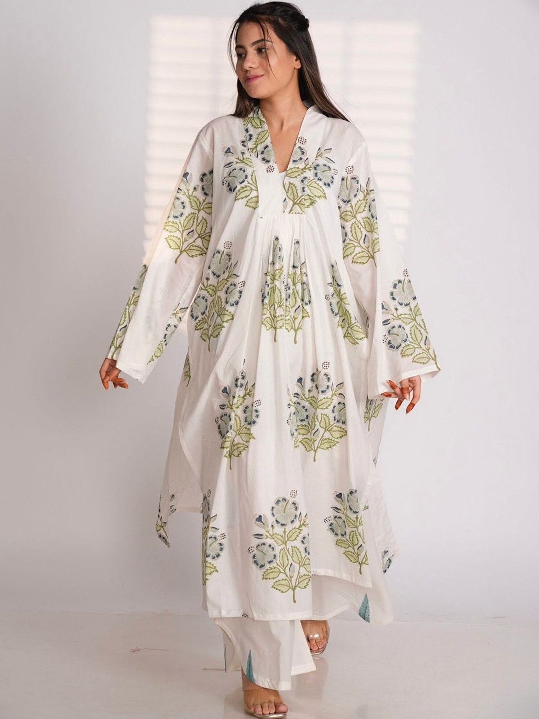 GoSriKi Women Floral Printed Regular Kurta with Palazzos