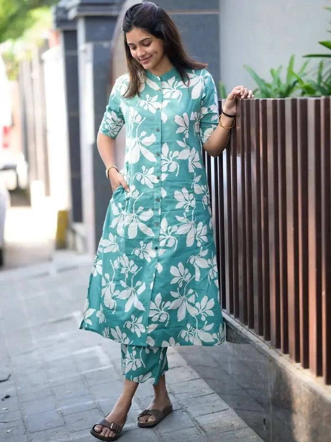 THEOMFAB Women Floral Printed Regular Kurta with Trousers