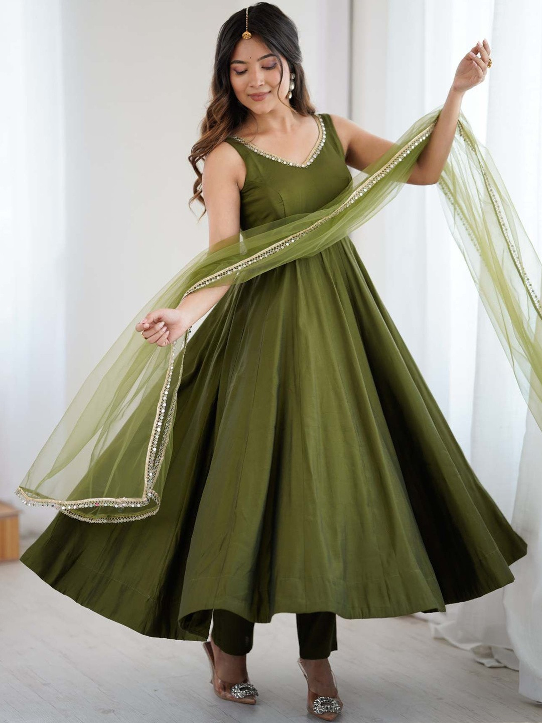 LEGENDBRITY Women Regular Mirror Work Chanderi Silk Kurta with Trousers & With Dupatta