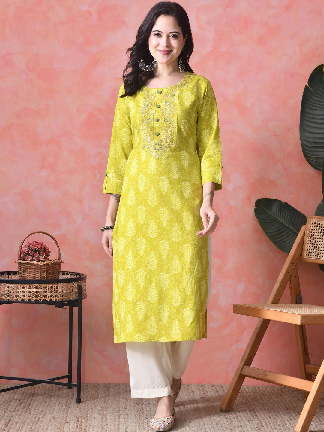 Vaimiya Women Floral Embroidered Thread Work Floral Kurta
