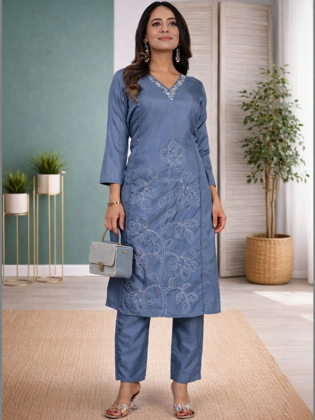 Klotden Women Ethnic Motifs Embroidered Regular Thread Work Kurta with Trousers