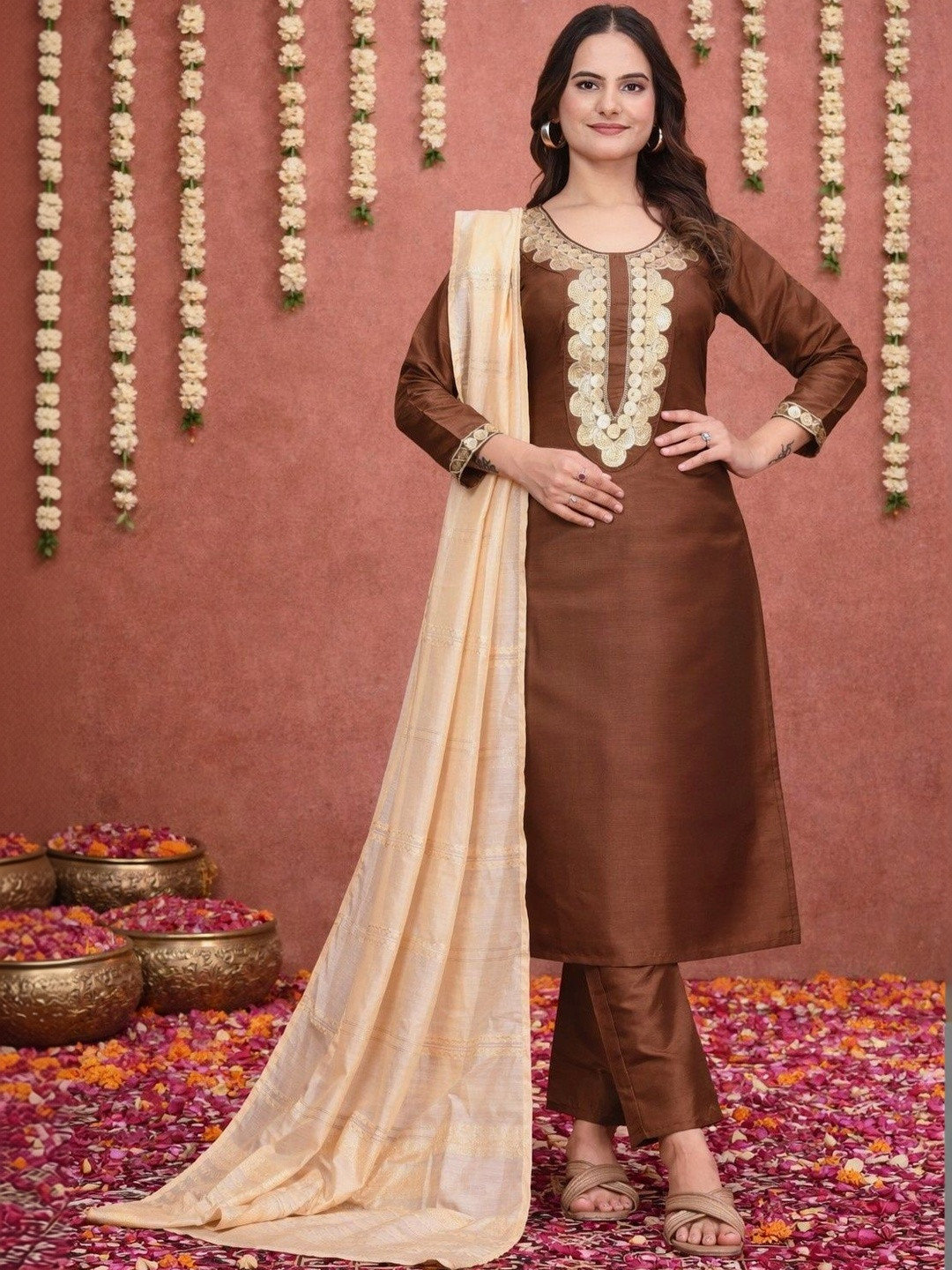 Klotden Women Ethnic Motifs Embroidered Regular Thread Work Kurta with Trousers & With Dupatta