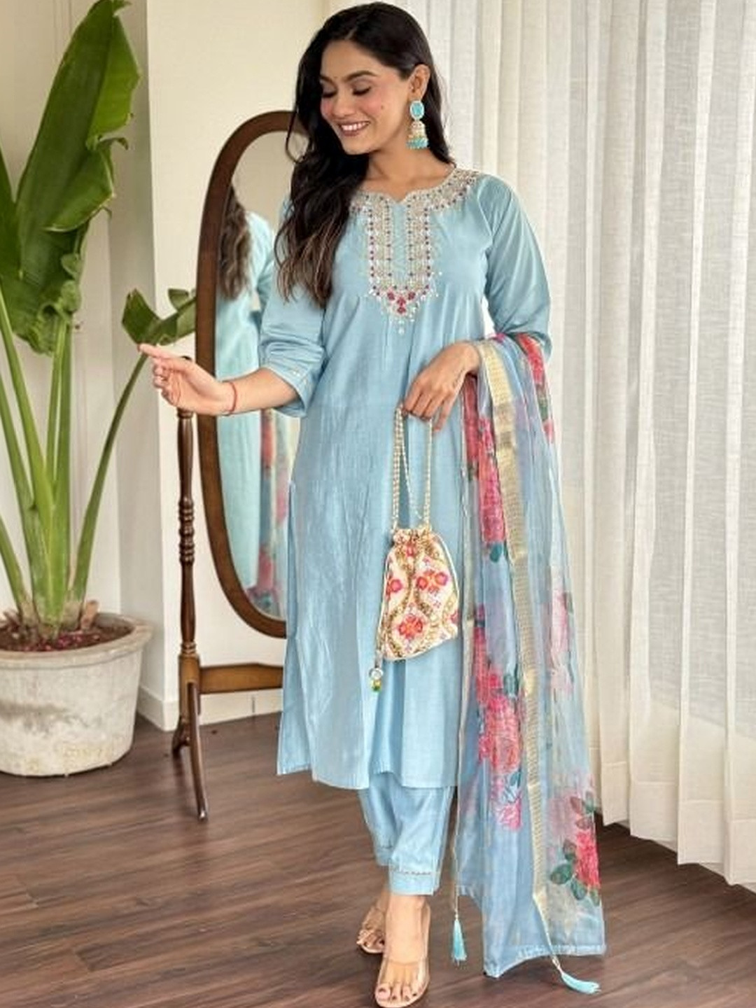 AEBA FASHION Women Floral Embroidered Regular Thread Work Kurta with Patiala & With Dupatta