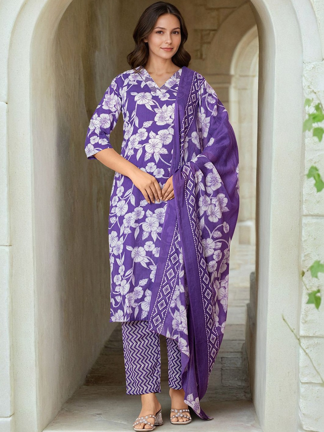 Skylee Pop Women Floral Printed Regular Sequinned Kurta with Trousers & With Dupatta